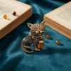 Котенок из латуни и янтаря: очаровательная брошь для вашего образа