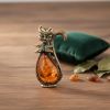 Кошечка с бантиком: латунь, янтарь – очарование в каждой детали