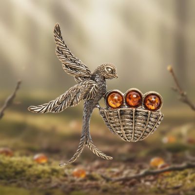 Изысканная брошь "Ласточка на гнезде" из латуни и янтаря.