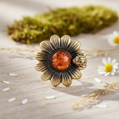 Романтичная брошь "Ромашка с божьей коровкой" из латуни и янтаря