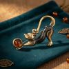 Янтарь и латунь: брошь "Кошечка с мячиком" – уникальный аксессуар из России.