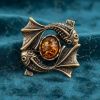 Знак зодиака Рыбы: латунь и янтарь – символ чувствительности и красоты.