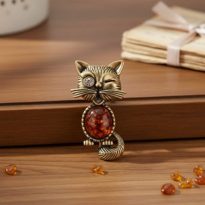 Деловая брошь "Кот" из латуни и янтаря – элегантный акцент для вашего стиля