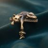 Брошь "Кошка с мышкой" из латуни – очаровательный аксессуар с янтарем.