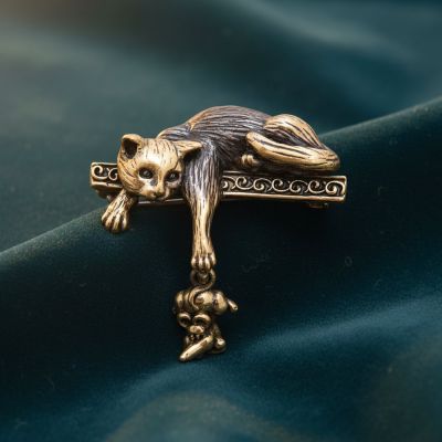 Брошь "Кошка с мышкой" из латуни – очаровательный аксессуар с янтарем.