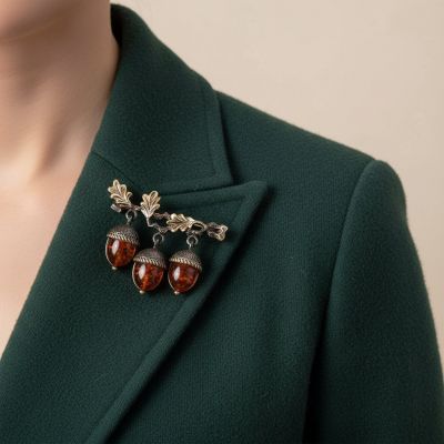 Брошь "Веточка Дубовая": Латунь, Янтарь – Изысканный Акцент