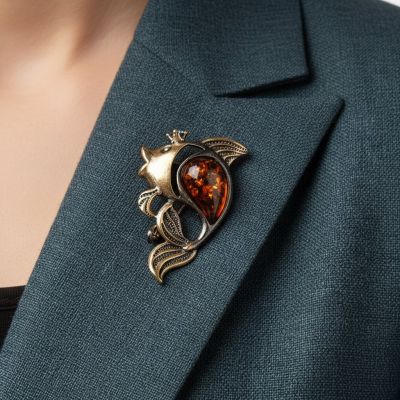 Рыбка Царевна: Изящная брошь из латуни и натурального янтаря.