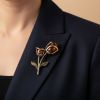 Брошь "Тюльпан Дуэт": Янтарь и латунь – изысканность в каждой детали. Брошь "Тюльпан Дуэт": Янтарь и латунь – изысканность в каждой детали.