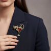 Брошь "Кот Сердце" – латунь и натуральный янтарь: элегантность и тепло в каждом сердечке.