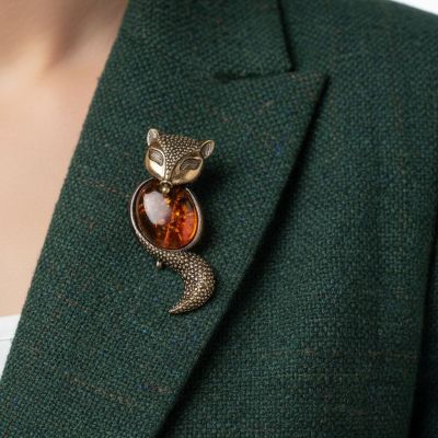 Брошь Лиса Скитлз – Изысканное украшение из латуни и натурального янтаря.