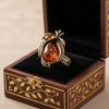 Винтажное кольцо из латуни с янтарем "Винтажный лист" – элегантное украшение, подчеркивающее вашу индивидуальность. Изготовленное из прочной латуни бронзового цвета, оно обладает винтажным шармом. Вставка из натурального янтаря "Ви Винтажное кольцо из латуни с янтарем "Винтажный лист" – элегантное украшение, подчеркивающее вашу индивидуальность. Изготовленное из прочной латуни бронзового цвета, оно обладает винтажным шармом. Вставка из натурального янтаря "Ви