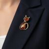 Брошь "Кошка Клякса": Янтарь и Латунь – Уникальный Аксессуар из России