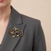 Индийский Дракон: Брошь из латуни с натуральным янтарем