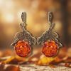 Ажурные серьги с натуральным янтарем – изящное украшение из латуни.